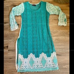 LIKE NEW - CHIKAN KAMEEZ W/ NET DUPATTA.